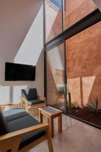 瓦哈卡市Hermosa casa ubicada en Oaxaca的客厅设有大窗户和沙发