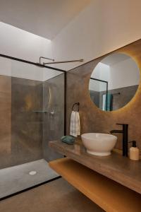 瓦哈卡市Hermosa casa ubicada en Oaxaca的一间带水槽和镜子的浴室