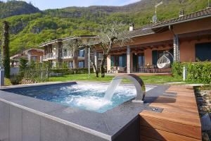 奥利维托拉里奥Villa Vittoria with private seasonal heated pool & shared sauna - Bellagio Village Residence的庭院中一个带喷泉的游泳池