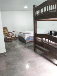 萨兰托Hostal y Camping Los Girasoles的带两张双层床和椅子的房间