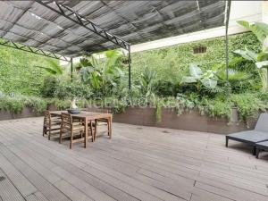 巴达洛纳apartamento exclusivo muy cerca ciudad Barcelona的庭院配有桌椅和植物