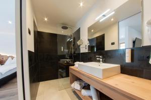 圣维吉利奥格兰佩里酒店的一间带水槽和镜子的浴室
