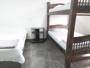 萨兰托Hostal y Camping Los Girasoles的一间卧室设有两张双层床和一张桌子