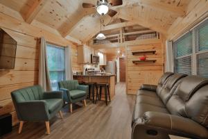查塔努加Martha Cabin Tiny Cabin By Downtown Chattanooga的带沙发和椅子的客厅以及厨房。