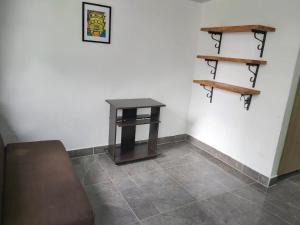 萨兰托Hostal y Camping Los Girasoles的墙上有桌子和架子的房间