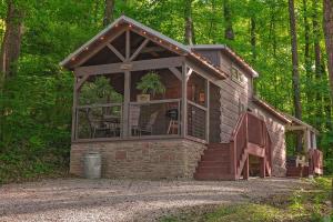 查塔努加Martha Cabin Tiny Cabin By Downtown Chattanooga的树林中的小屋,设有大窗户
