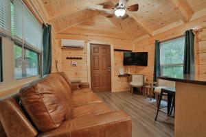 查塔努加Pops Cabin Lookout Mountain Luxury Tiny Home的小屋内的客厅配有沙发和电视