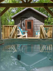 查塔努加Pops Cabin Lookout Mountain Luxury Tiny Home的小木屋设有游泳池和房屋