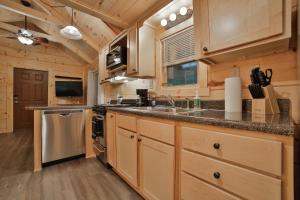 查塔努加Ryon Tiny Home Cabin City-side Rustic Retreat的厨房配有木制橱柜和台面