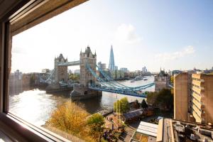 伦敦The Tower Hotel, London的享有河流和塔桥的景色