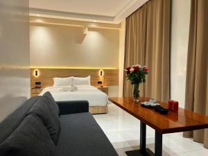 卡萨布兰卡orientalhotel东方酒店的酒店客房配有床、沙发和桌子。