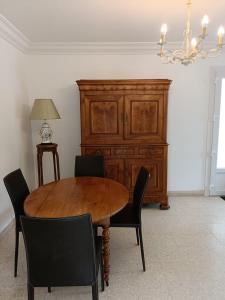 Chambourg-sur-IndreMaison de campagne 4 personnes proche de Loches的一间带木桌和椅子的用餐室