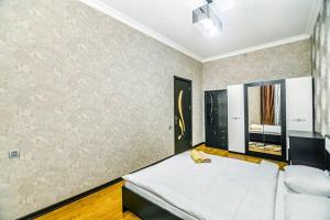 巴库Apartment Armani Lux的卧室配有白色的床和白色沙发
