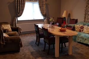 希莱拉Central House的客厅配有桌椅和沙发
