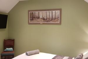 希莱拉Central House的卧室配有一张墙上的照片和一张床
