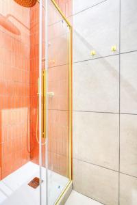 巴黎Appartement proche Parc Monceau #ArcDeTriomphe-II的浴室里设有玻璃门淋浴