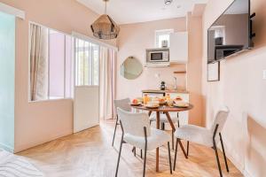 巴黎Appartement proche Parc Monceau #ArcDeTriomphe-II的厨房以及带桌椅的用餐室。