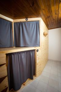 萨尔塔LEAD Pods Hostel的木房子里的一个黑窗帘的房间