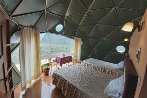 SoraySky Lodge Domes Salkantay的一间卧室设有两张床和大窗户