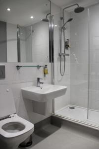 莫尔登Blue Boar Hotel的浴室配有卫生间、盥洗盆和淋浴。