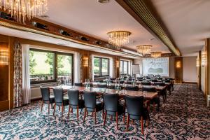 施马伦贝格苏尔地阿尔平酒店的一间带长桌和椅子的用餐室