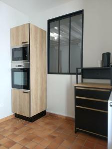 洛什Magnifique appartement hyper centre de Loches的厨房配有微波炉和柜台。