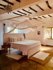 瓦塔穆Nyumba Malkia at Tembo Village的一间卧室,卧室内配有一张大床