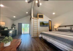 格兰茨帕斯Loft Cabin 2 - Rogue River Resort的一间卧室设有一张床,楼梯位于卧室内