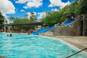 莫索罗Thermas Hotel Mossoró的一群人在水上乐园的游泳池里