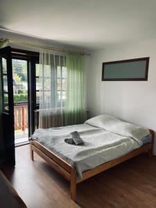 考斯赛力克威拉玛丽亚别墅酒店的一间卧室设有一张床和一个大窗户