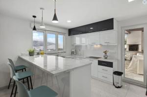 克莱恩 蒙塔纳Magnificent mountain home - 756的白色的厨房配有大型白色台面和椅子
