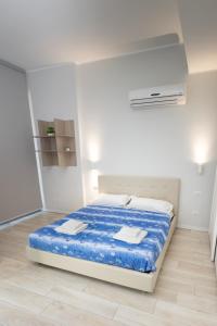 米兰Monviso Mono - Exclusive Apartment的白色客房,配有蓝色床单