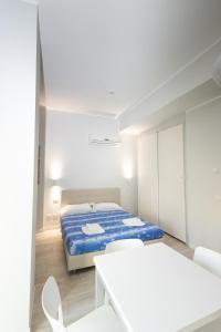 米兰Monviso Mono - Exclusive Apartment的白色的房间,配有床和白色椅子