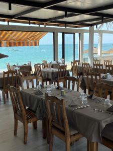NianingCASA COCO II的一间带桌椅的海景餐厅