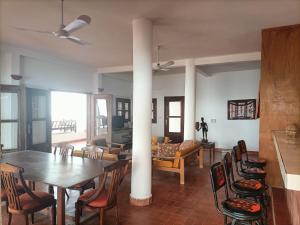 土巴迪亚劳La coolitude的用餐室以及带桌椅的起居室。