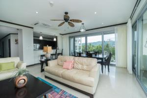 雅科Diamante del Sol Ocean front, Jaco Paradise CR的客厅配有沙发和桌子