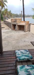 伊尼扬巴内Barra house的海滩上的野餐桌和长凳