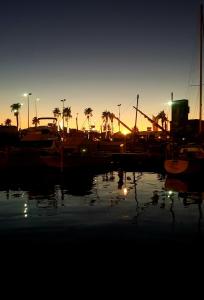 乐巴凯尔斯Nuit insolite的日落时分停靠在码头的一组船