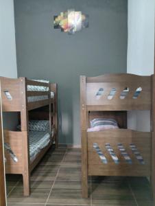 卡纳内亚Cantinho do Sossego - kitnets的客房内的两张木制双层床