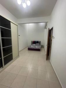 巴西古当three bedroom tarraced house - RainaHomestay Pasir Gudang的长长的走廊,房间里配有沙发