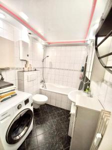 贝格海姆Ida, the suburban apartment nearby Cologne的白色的浴室内配有洗衣机。