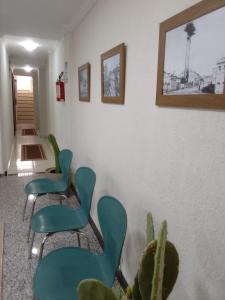 萨尔瓦多Hostel Arena Prime的两个绿色椅子和一个室内植物