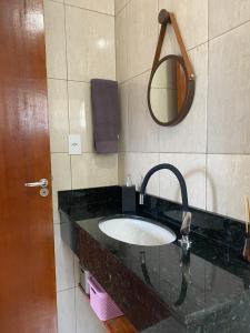 弗洛里亚诺波利斯Apartamento encantador cachoeira的一间带水槽和镜子的浴室