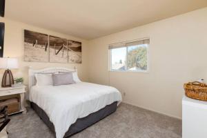 圣玛丽亚La Hacienda Grande的卧室配有白色的床和窗户。