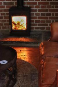 贝里圣埃德蒙兹The Pear Tree Inn的带沙发和壁炉的客厅