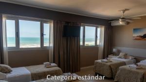 马德普拉塔Hotel AATRAC的酒店客房设有两张床,享有海景。