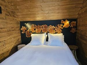 GramósLes Flors - Hotel Rural & Cabanyes的卧室配有一张带泰迪熊的墙壁床