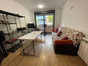 拉斯·罗萨斯·德·马德里Lujoso Apartamento 3 Camas Piscina Parque Garaje Las Rozas Familiar Tranquilo的客厅配有沙发和桌子