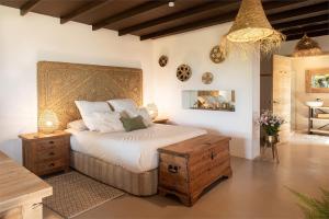 蒂亚斯La Finquita的一间卧室配有一张大床和木制床头板