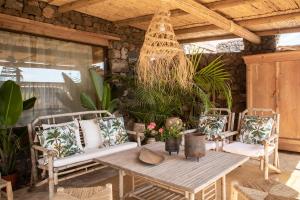 蒂亚斯La Finquita的庭院配有木桌和椅子